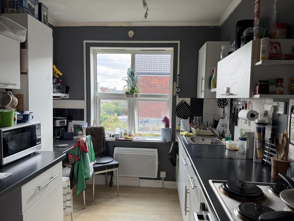 Lot: 92 - FREEHOLD MIXED-USE INVESTMENT - Kitchen of flat above tattoo studio